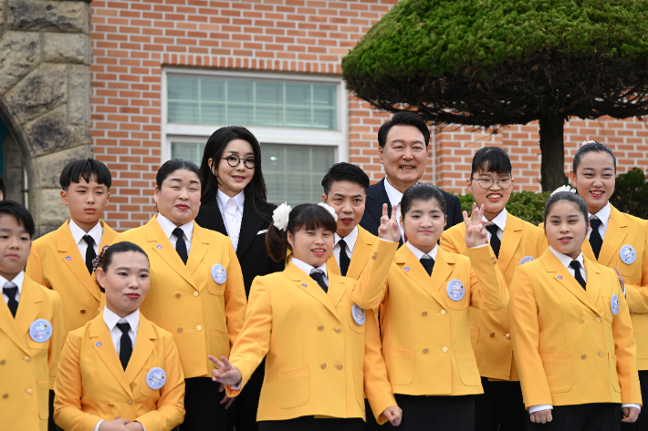 윤석열 대통령과 김건희 여사가 13일 전남 목포 공생원에서 열린 공생복지재단 설립 95주년 기념식에서 합창단과 기념촬영을 하고 있다. 대통령실 제공