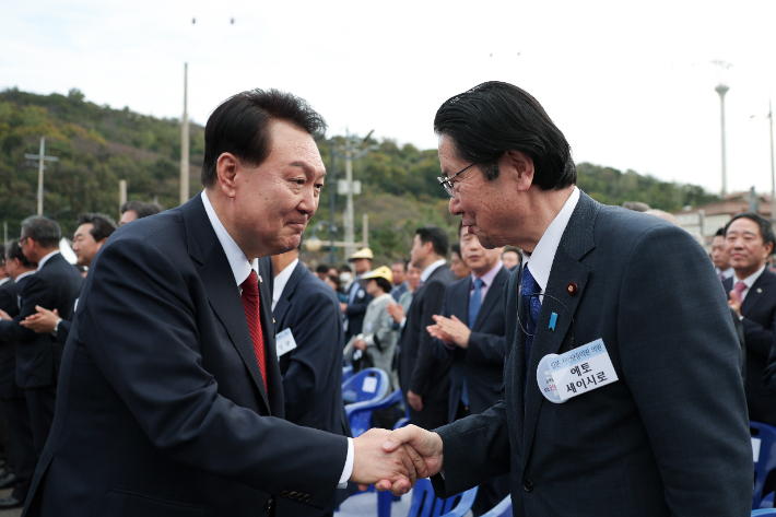 윤석열 대통령이 13일 전남 목포 공생원에서 열린 공생복지재단 설립 95주년 기념식에서 에토 세이시로 일본 자민당 중의원과 악수하고 있다. 대통령실 제공