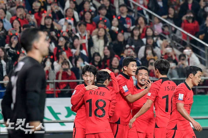 13일 서울월드컵경기장에서 열린 축구 국가대표 평가전 대한민국과 튀니지의 경기에서 후반전 팀의 세 번째 골이 들어가자, 김민재와 동료들이 환호하고 있다. 박종민 기자