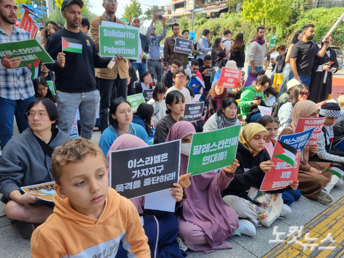 15일 오후 서울 용산구 이태원 광장일대에서 열린 집회에서 참석자들이 "이스라엘은 가자지구 폭격을 중단하라!", "팔레스타인에 연대를!" 등 피켓을 들고 있다. 백담 기자