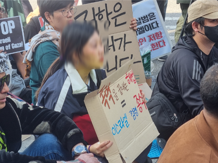 15일 오후 서울 용산구 이태원 광장에서 열린 이스라엘 침공 규탄 집회에서 한 참석자가 "폭력을 끝내는 해법 = 이스라엘 점령 종식"이 적힌 종이박스 피켓을 들고 있다. 백담 기자