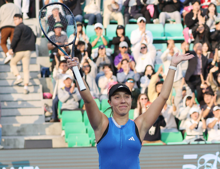 15일 오후 서울 송파구 올림픽공원 테니스장에서 열린 2023 여자프로테니스(WTA) 투어 하나은행 코리아 오픈 단식 결승에서 미국 제시카 페굴라가 중국 위안웨를 상대로 승리한 뒤 기뻐하고 있다. 연합뉴스