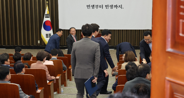 국민의힘 윤재옥 원내대표가 15일 국회에서 열린 의원총회에서 의원들과 인사하고 있다. 연합뉴스