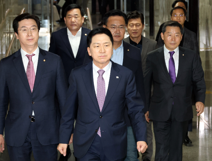 국민의힘 김기현 대표가 15일 국회에서 열린 의원총회에 참석하고 있다. 연합뉴스