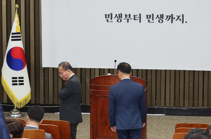 국민의힘 윤재옥 원내대표가 15일 국회에서 열린 의원총회에 참석하고 있다. 연합뉴스