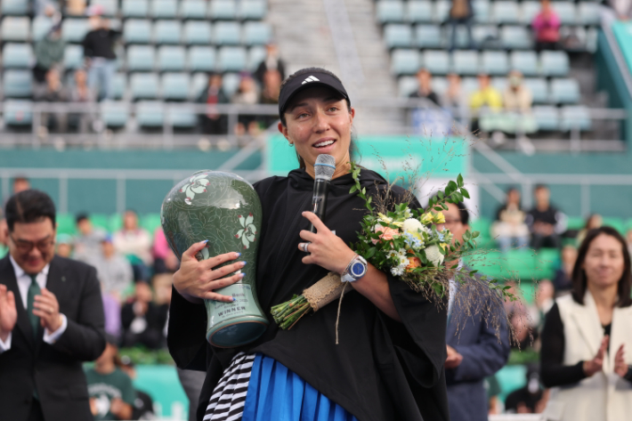 15일 오후 서울 송파구 올림픽공원 테니스장에서 열린 2023 여자프로테니스(WTA) 투어 하나은행 코리아 오픈 단식 우승을 차지한 미국 제시카 페굴라가 소감을 밝히고 있다. 연합뉴스