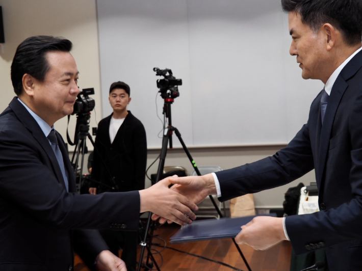 15일(현지시간) 진행된 주미대사관에 대한 국정감사에서 김태호 국회 외통위원장과 조현동 주미대사가 인사를 하고 있다. 워싱턴 특파원 공동 취재단