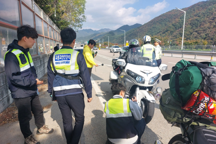 강원경찰청 암행순찰팀과 인제·홍천경찰서, 교통안전공단 등 관계기관들은 지난 15일 인제군 인제읍 상동리 44번 국도 상·하행선에서 단속을 실시해 총 73건의 위법행위를 적발했다고 밝혔다. 인제경찰서 제공