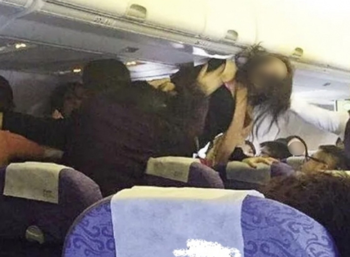 중국 항공기 내에서 몸싸움 중인 승객들. 웨이보 캡처