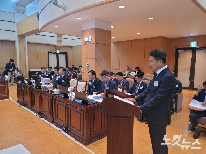 윤종건(오른쪽) 대구국세청장이 16일 한국은행 대구경북본부에서 열린 국정감사에서 업무보고를 하고 있다. 김세훈 기자