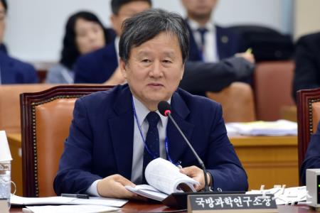 국정감사 질의에 답변하는 박종승 국방과학연구소 소장