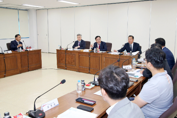 창원시가 16일 원자력산업 미래 시장 대비와 지역 원전기업 협력체계 강화를 위해 기업인들을 대상으로 전문가 초청 특별 강연과 간담회를 개최했다. 창원시 제공