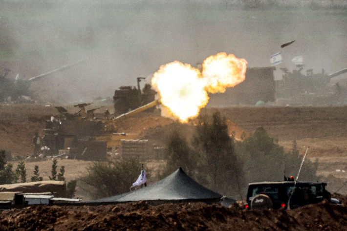 가자지구 향해 포탄 발사하는 이스라엘군 자주포. 연합뉴스