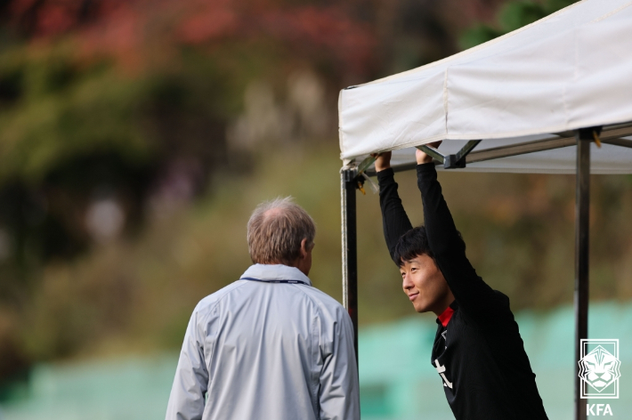 클린스만 감독과 대화 중인 손흥민. 대한축구협회