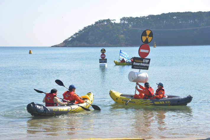 일본오염수 해양투기저지 울산공동행동 등은 16일 울산시 동구 일산해수욕장에서 일본 정부의 원전 오염수 방류 중단을 촉구하는 시위를 진행했다. 울산환경운동연합 제공