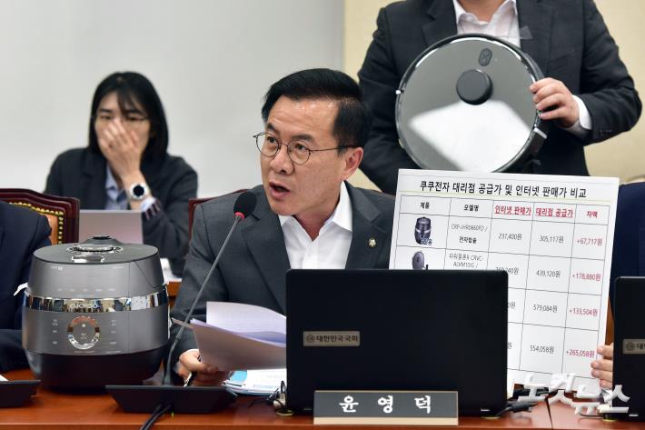 전기 밥솥 보이며 질의하는 윤영덕 의원