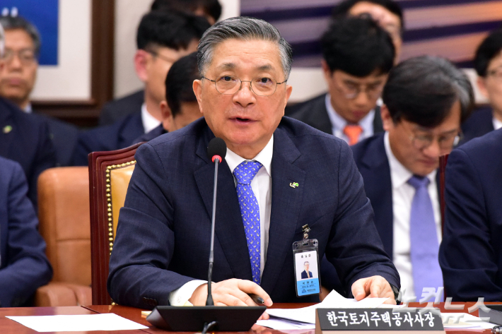 이한준 한국토지주택공사 사장이 16일 서울 여의도 국회에서 열린 국토교통위원회의 한국토지주택공사·국토안전관리원 등에 대한 국정감사에서 의원 질의에 답변을 하고 있다. 윤창원 기자