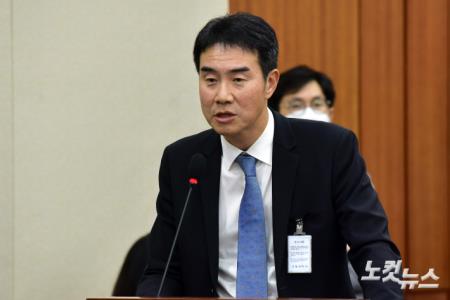 구본학 쿠쿠전자 대표이사가 16일 서울 여의도 국회에서 열린 정무위원회의 공정거래위원회 등에 대한 국정감사에 증인으로 출석해 의원 질의에 답변을 하고 있다.