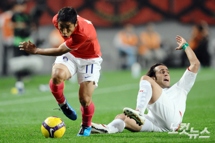 지난 2009년 6월, 2010 남아공 월드컵 최종 예선 B조 한국과 이란의 경기에서 이근호가 돌파하고 있다.