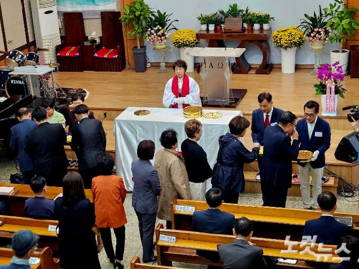 총회 참석자들이 장미선 직전 총회장의 집례로 성찬예식을 진행하고 있다. 