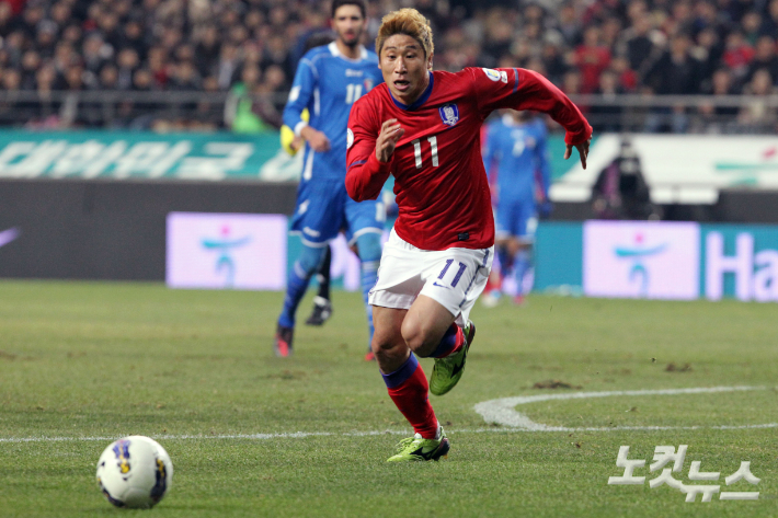 2014 브라질 월드컵 3차 예선, 한국 대 쿠웨이트의 경기에서 이근호가 공을 잡기 위해 달리고 있다. 