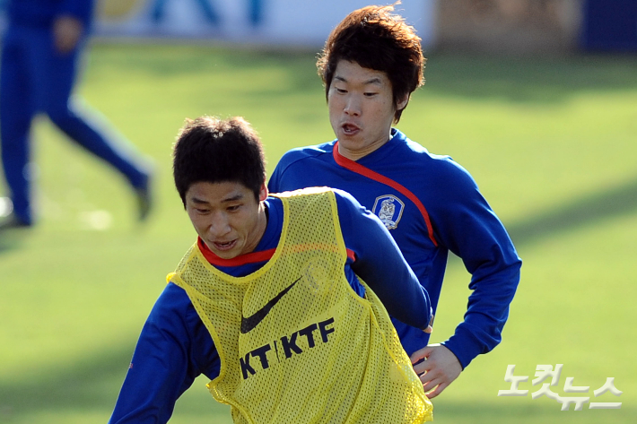 2009년 3월, 2010 남아공 월드컵 북한과의 예선전을 앞두고 이근호(앞)와 박지성이 훈련 중이다. 윤창원 기자