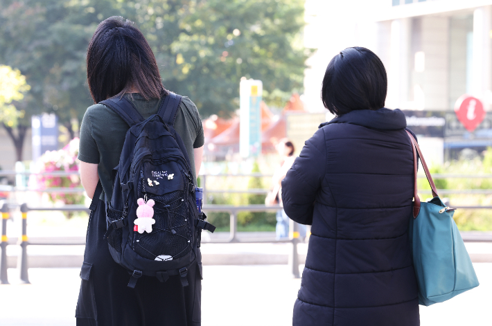 낮과 밤의 기온 차가 10~15도로 예상돼 쌀쌀한 가을 날씨를 보인 16일 오전 서울 종로구 세종대로 사거리에서 시민들이 횡단보도를 건너기 위해 기다리고 있다. 연합뉴스