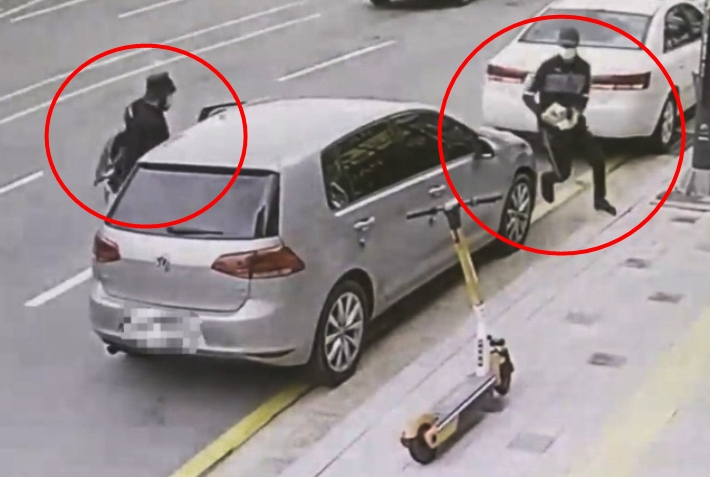 CCTV 화면에 찍힌 범행 후 피의자들. 연합뉴스