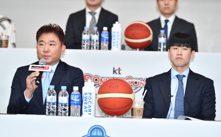 소노 김승기 감독(왼쪽)과 전성현. KBL 제공