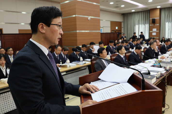 송경호 서울중앙지검장이 17일 오전 서울 서초구 서울고등검찰청에서 열린 국회 법제사법위원회의 서울중앙지검 등 11개 검찰청에 대한 국정감사에서 업무보고를 하고 있다. 연합뉴스