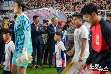 베트남 선수들 격려하는 박항서 전 감독