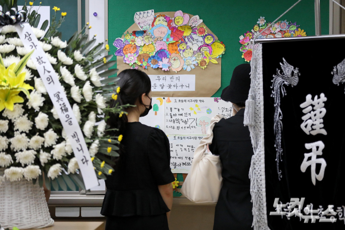 서울 서이초등학교 교사의 49재일인 4일 서울 서이초 교사의 교실에서 고인의 지인들이 슬퍼하고 있다. 박종민 기자
