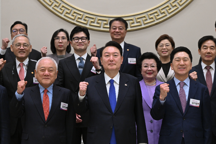 윤석열 대통령이 17일 오후 청와대 영빈관에서 열린 국민통합위원회 만찬에서 김한길 국민통합위원장, 국민의힘 김기현 대표 등 참석자들과 기념촬영을 하고 있다. 연합뉴스