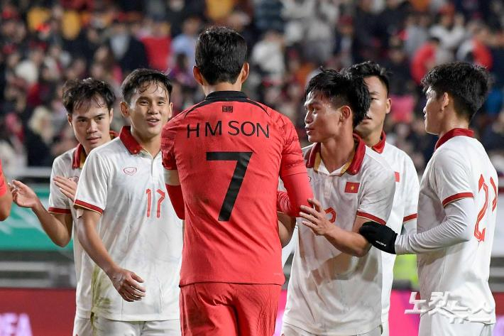 17일 수원월드컵경기장에서 열린 축구 국가대표 평가전 대한민국과 베트남의 경기에서 6대 0으로 경기를 마친 손흥민이 베트남 선수들과 인사하고 있다. 박종민 기자