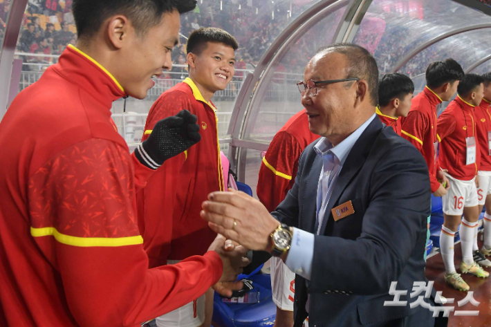 박항서 전 베트남 축구국가대표팀 감독이 17일 수원월드컵경기장에서 열린 축구 국가대표팀 평가전 대한민국과 베트남의 경기에서 베트남 선수들을 격려하고 있다. 수원=박종민 기자