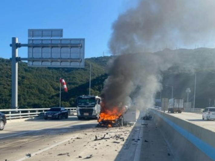 17일 오전 8시 50분쯤 부산 북구 한 고속도로에서 앞선 트럭을 들이받은 승용차에서 불이 났다. 부산소방재난본부 제공