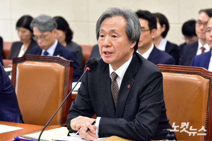 답변하는 정기석 국민건강보험공단 이사장