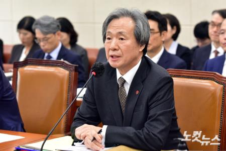 답변하는 정기석 국민건강보험공단 이사장