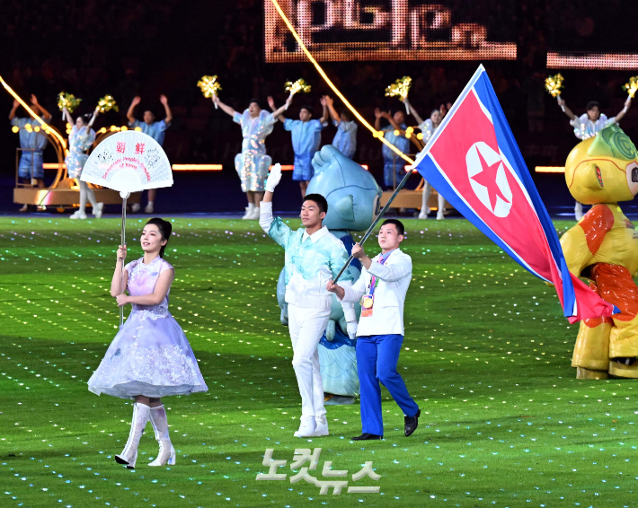 8일 중국 항저우 올림픽 스포츠센터 스타디움에서 열린 '2022 항저우아시안게임' 폐막식에 북한 선수단이 인공기를 들고 입장하고 있다. 항저우(중국)=황진환 기자