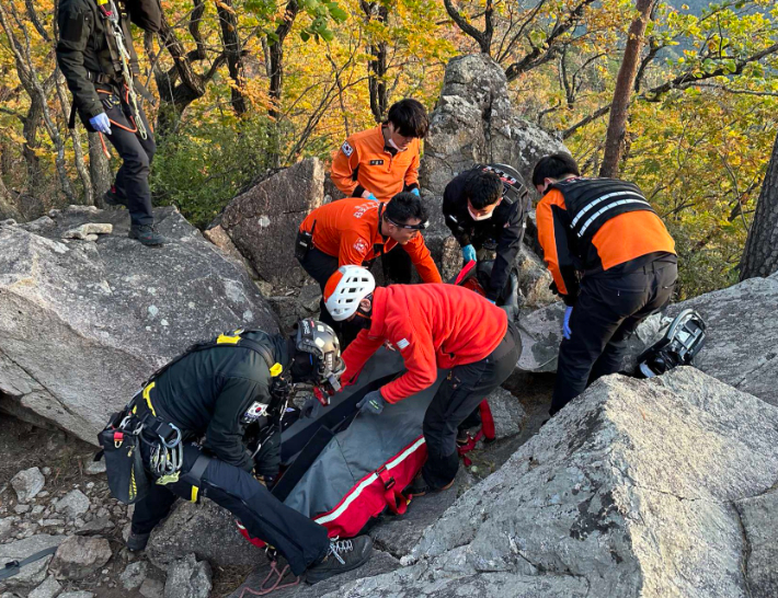 18일 오전 설악산 비선대에서 산행 중이던 60대 남성 A씨가  쓰러져 소방당국이 출동해 구조하고 있는 모습. 강원소방본부 제공 