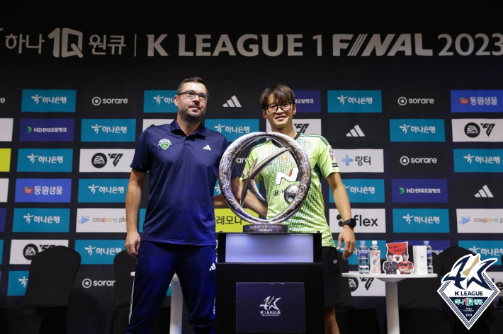 미디어 데이에 참석한 전북 발레리우 보르디아누 코치와 김진수(오른쪽). 한국프로축구연맹 제공