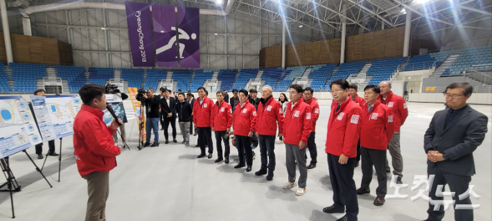 유인촌 몬화체육관광부 장관이 18일 취임 후 처음으로 2024 강원 동계청소년올림픽이 열릴 평창과 강릉의 경기장, 강릉 선수촌 등을 방문해 대회 준비 상황을 꼼꼼히 살폈다. 전영래 기자