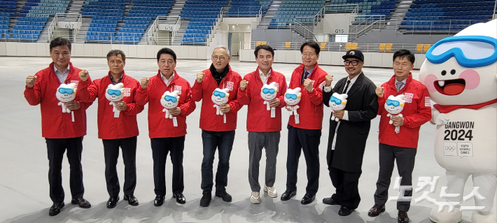 유인촌 몬화체육관광부 장관이 18일 취임 후 처음으로 2024 강원 동계청소년올림픽이 열릴 평창과 강릉의 경기장, 강릉 선수촌 등을 방문해 대회 준비 상황을 꼼꼼히 살폈다. 전영래 기자