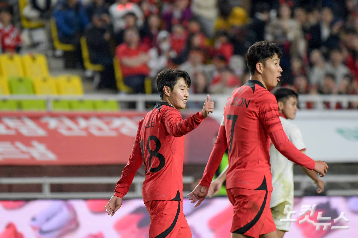 17일 수원월드컵경기장에서 열린 축구 국가대표 평가전 대한민국과 베트남의 경기, 후반전 팀의 다섯 번째 골을 성공시킨 이강인이 기뻐하고 있다. 수원=박종민 기자