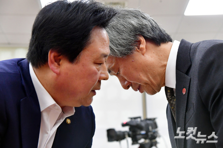 정기석 국민건강보험공단 이사장과 국민의힘 강기윤 간사가 18일 서울 여의도 국회에서 열린 보건복지위원회의 국민건강보험공단·건강보험심사평원에 대한 국정감사가 중단된 뒤 대화를 하고 있다. (이날 국감에서 더불어민주당 강선우 의원의 요청 자료에 대한 답변으로 정 이사장의 답변에 적절성 논란이 생겨 감사가 한동안 중지됐다.) 윤창원 기자