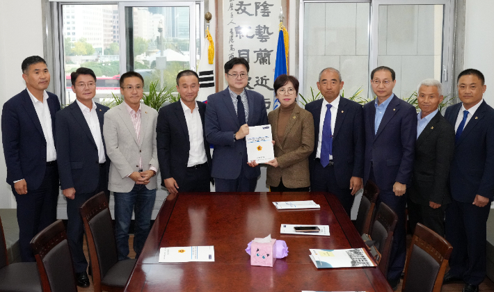 국주영은 전북도의회 의장과 전북 지역구 국회의원 등이 18일 민주당 홍익표 원내대표를 만나 새만금 예산 복원에 힘을 보탤 것을 요청했다. 전북도의회 제공