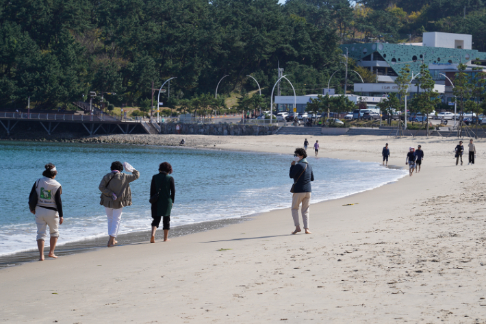 시민들이 동구 일산해수욕장에서 맨발 걷기를 하고 있다. 울산 동구 제공