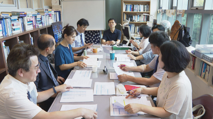 우면동교회는 평신도 중심의 교회가 되기 위해 개척당시부터 당회와는 별개로 '운영위원회'를 구성해 교회일을 하고 있다. 