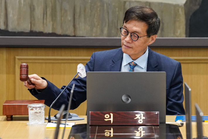 이창용 한국은행 총재가 19일 서울 중구 한국은행에서 열린 금융통화위원회 본회의에서 의사봉을 두드리고 있다. 연합뉴스