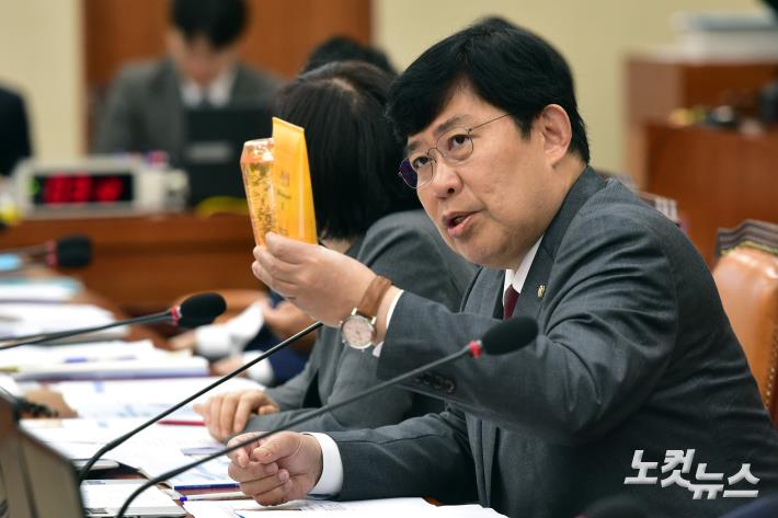 국민의힘 윤창현 의원이 19일 서울 여의도 국회에서 열린 정무위원회의 국민권익위원회·개인정보보호위원회에 대한 국정감사에서 질의를 하고 있다.